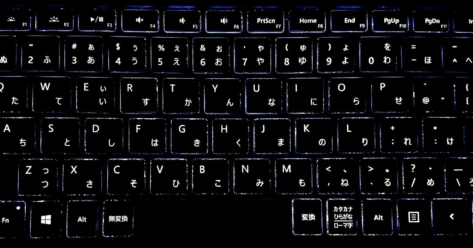 Klawiatura komputera — symbol komunikacji i mowy nienawiści w internecie