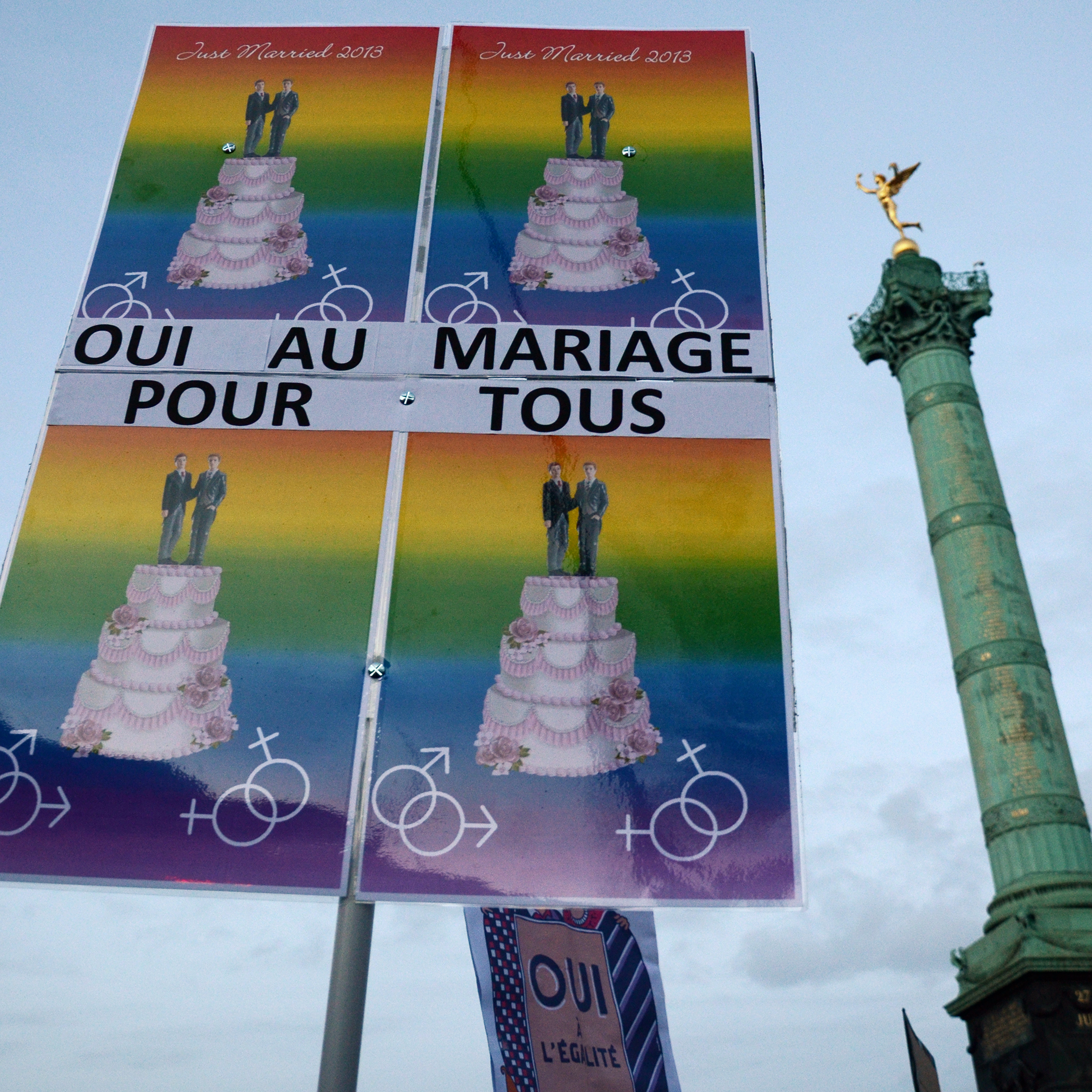 Manifestacja na rzecz równości małżeńskiej w Paryżu, tłum z transparentami i różową flagą, styczeń 2013